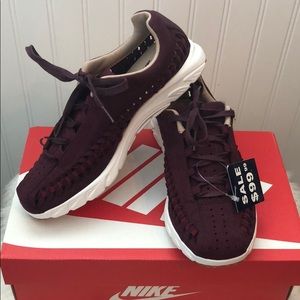 NIKE Women’s  Mayfly Woven in Maroon Size 6